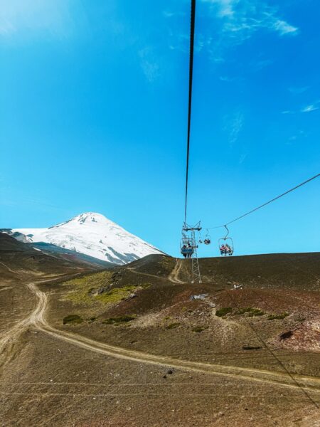 In kabelbaan naar top vulkaan, Puerto Montt
