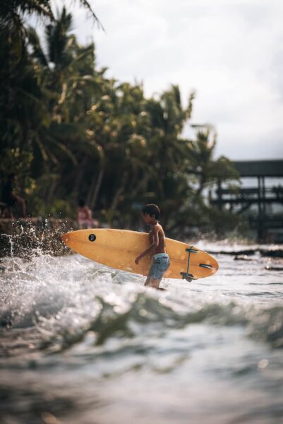 Jongetje met surfplank,Siargao