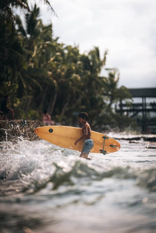 Jongetje met surfplank,Siargao