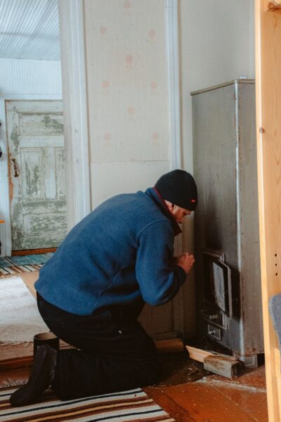 Kachels aansteken in wildernishut Kuusamo