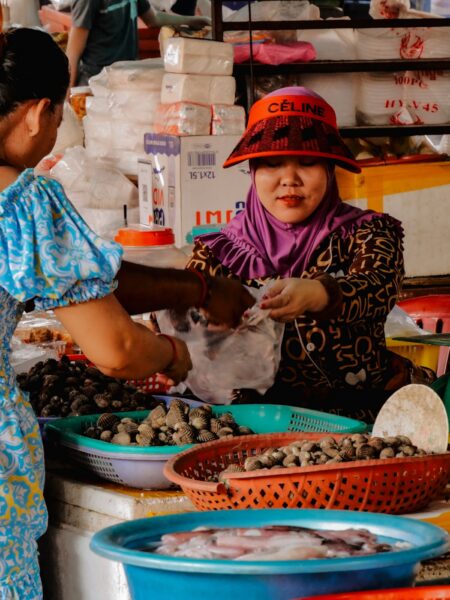 Kampot Kep Crab market, marktvrouw