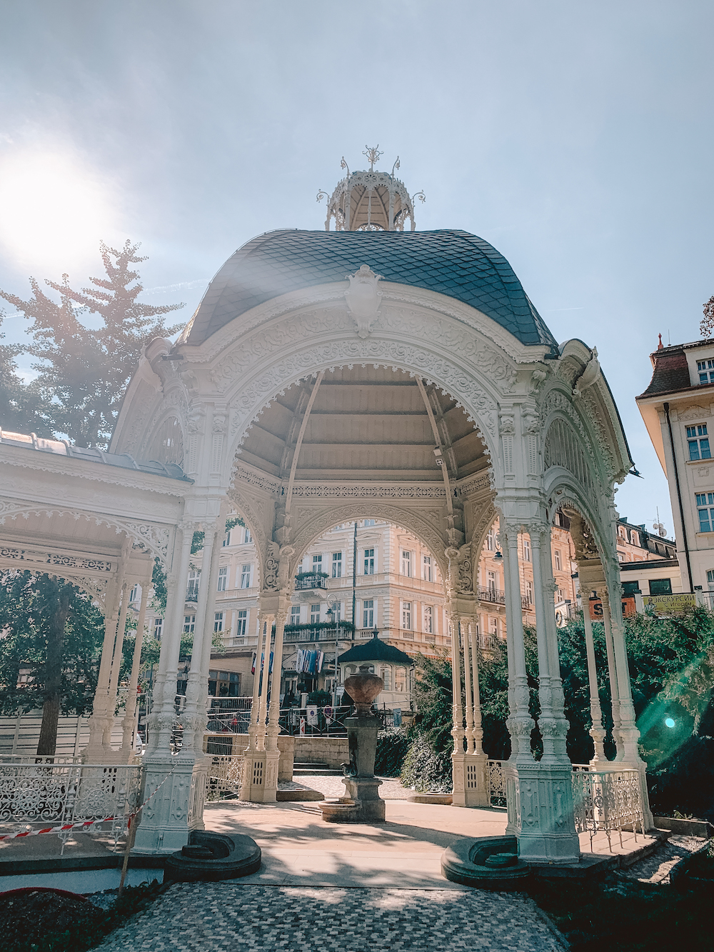 Karlovy Vary, collonade in het Dvorak park