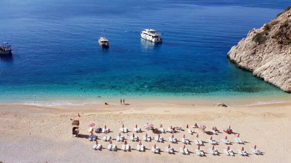 Kaş, strand met bedjes