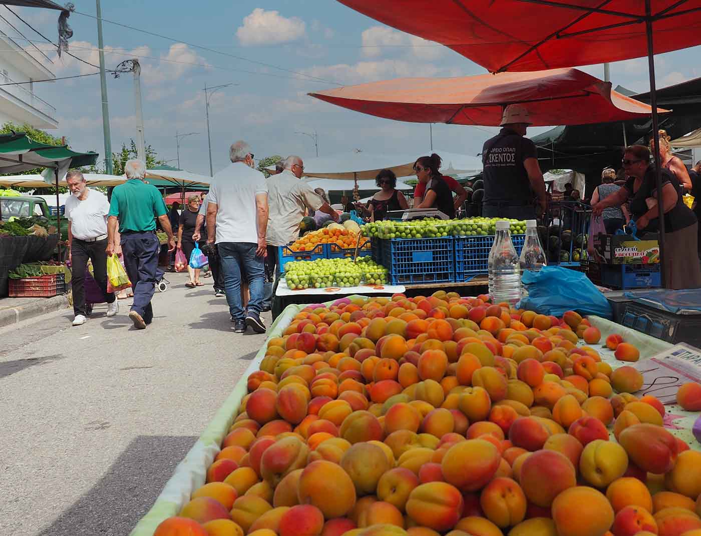 Zaterdag de stad Katerini: markt aan de voet van de Berg Olympus