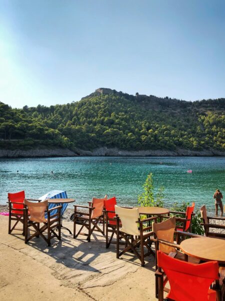 Terras aan het water in Kefalonia