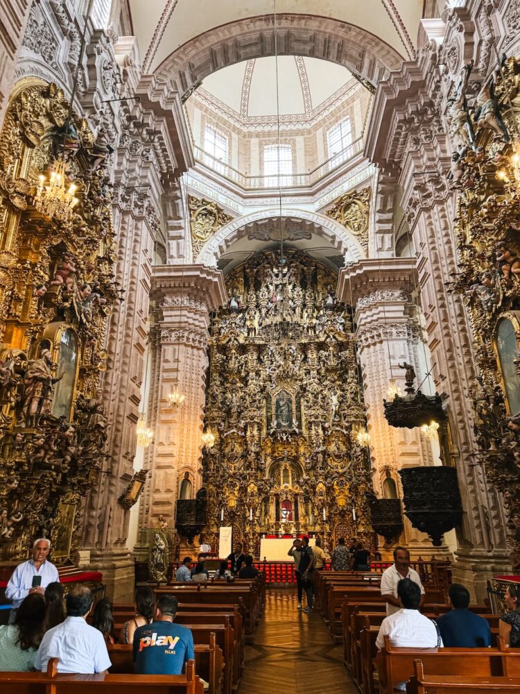Kerk van Santa Prisca binnen