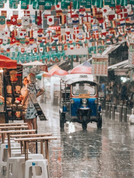 Khao San Road Bangkok in de regen
