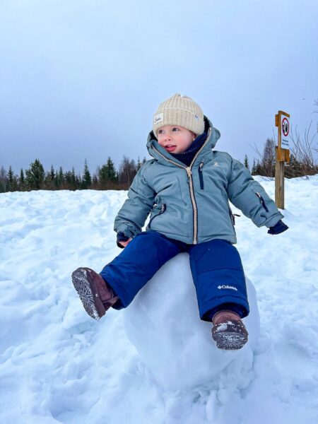Kindje in de Finse sneeuw