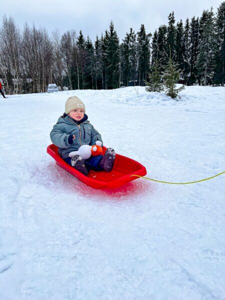 Kindje op rode slee, Fins Lapland