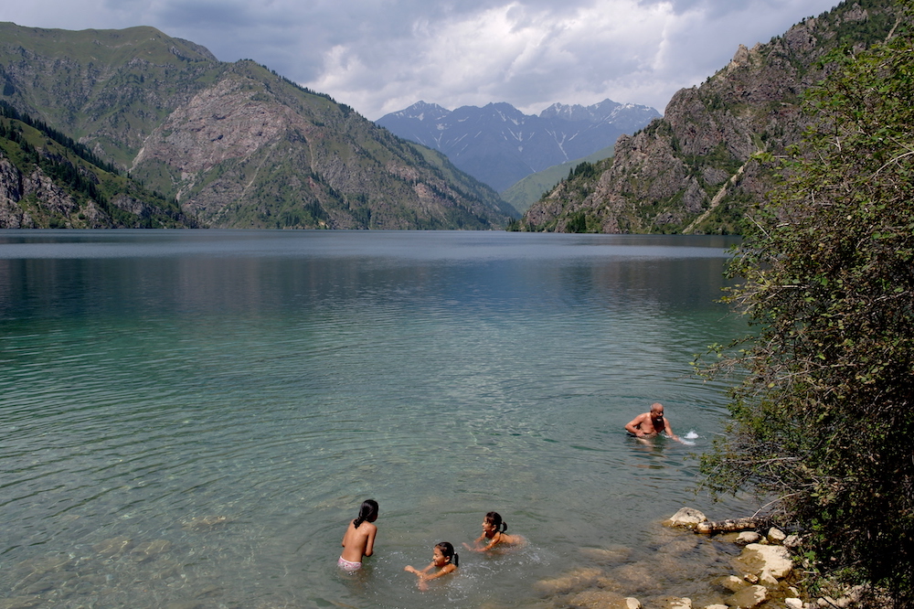 Kirgizie backpacken zwemmen Sary Chelek