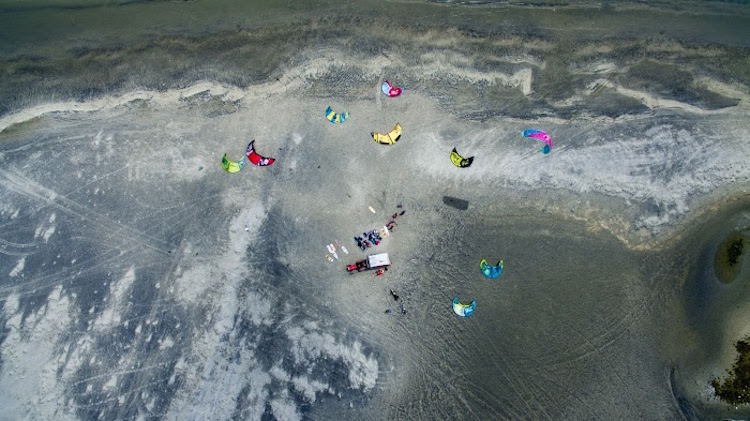 Kitesurfen in sri lanka op het strand mannar
