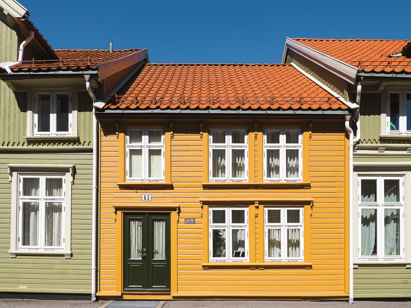 De typische houten huizen in de wijk Posebyen in Kristiansand.