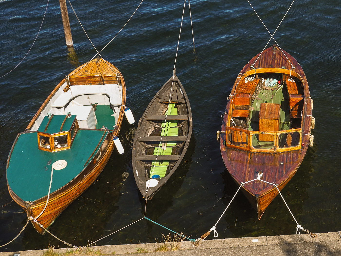 Oude houten vaartuigen in het Scheepvaart Museum Kristiansand