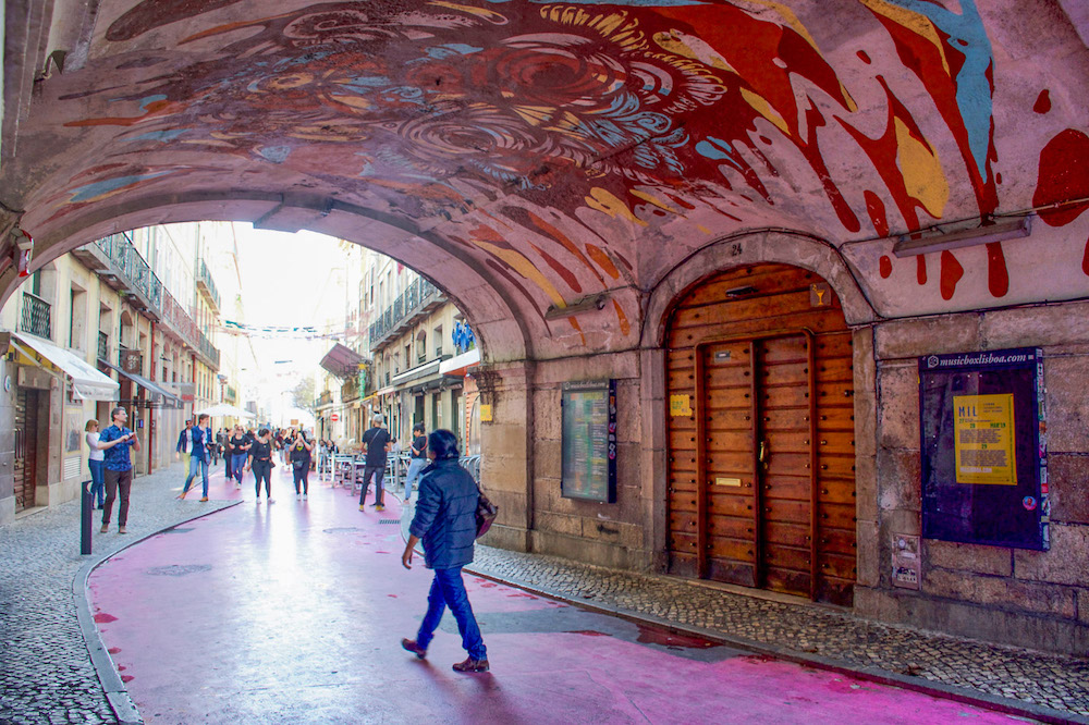 Lissabon bezienswaardigheden roze straat