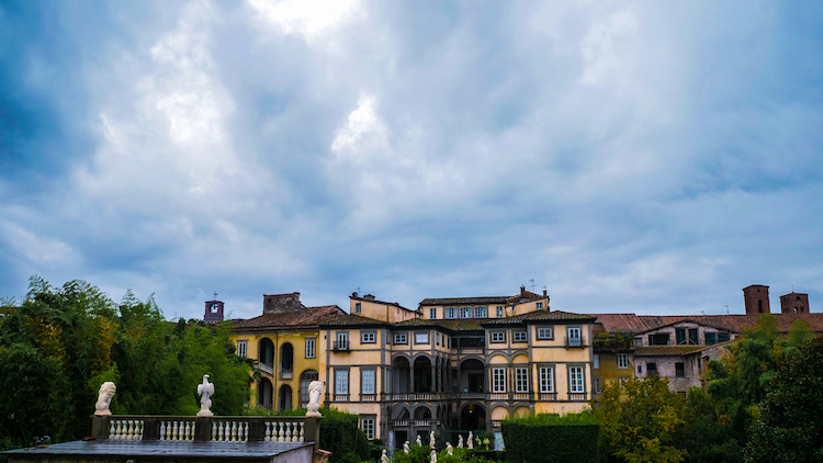 Lucca gebouwen tijdens cruise wandeling