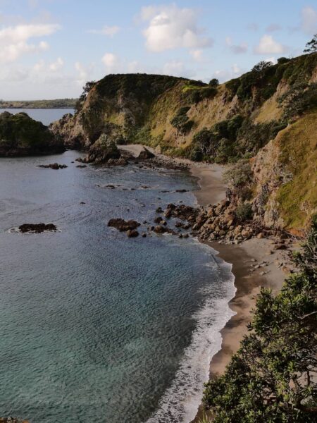 Mahinepua pensinsula track uitzicht op kust