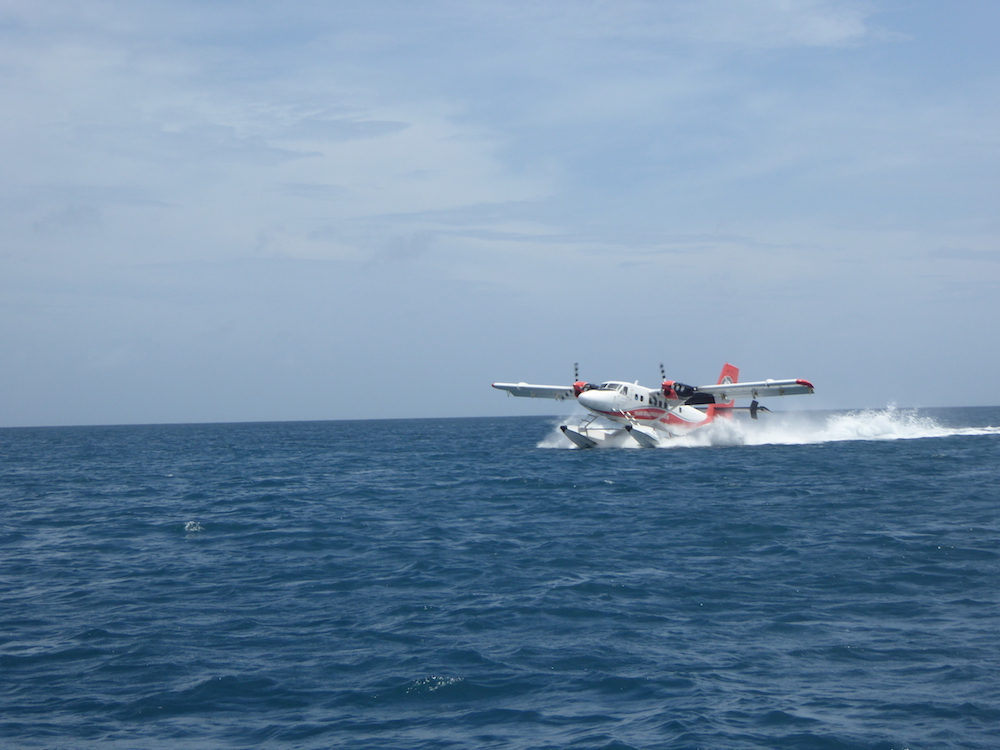 Malediven Landing watervliegtuig bij rashdoo