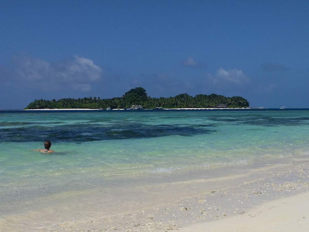 Malediven Rashdoo Bikini beach uitzicht op Kuramathi