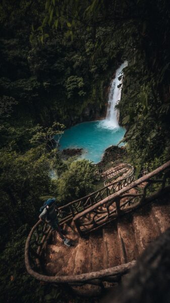 Man en waterval, mooiste plekken Costa Rica