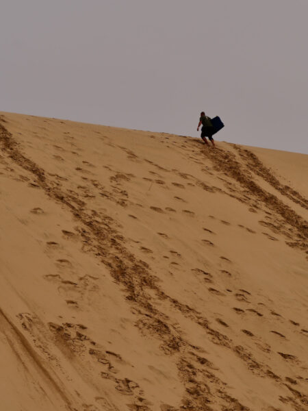 Man op Sand Dunes Cape Reinga