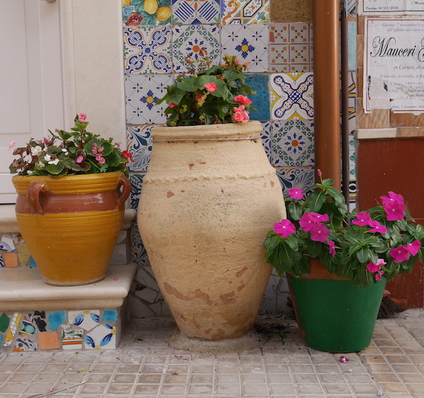 Marzamemi potten straatjes italie oostkust sicilie