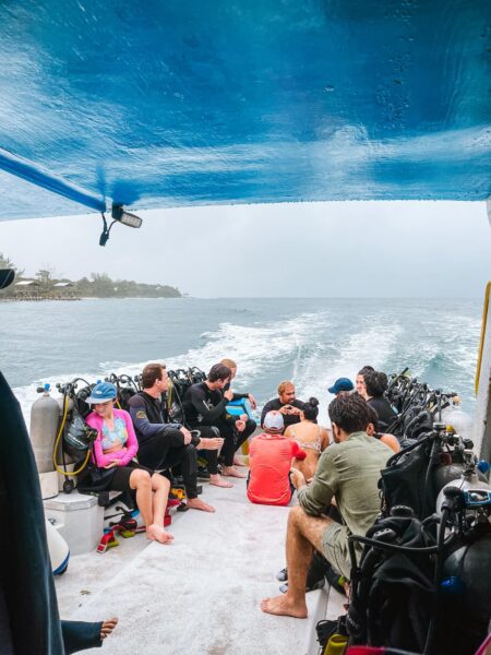Mensen op de boot klaar om te duiken, Utila