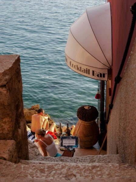Mensen op de stenen bij cocktailbar, Rovinj