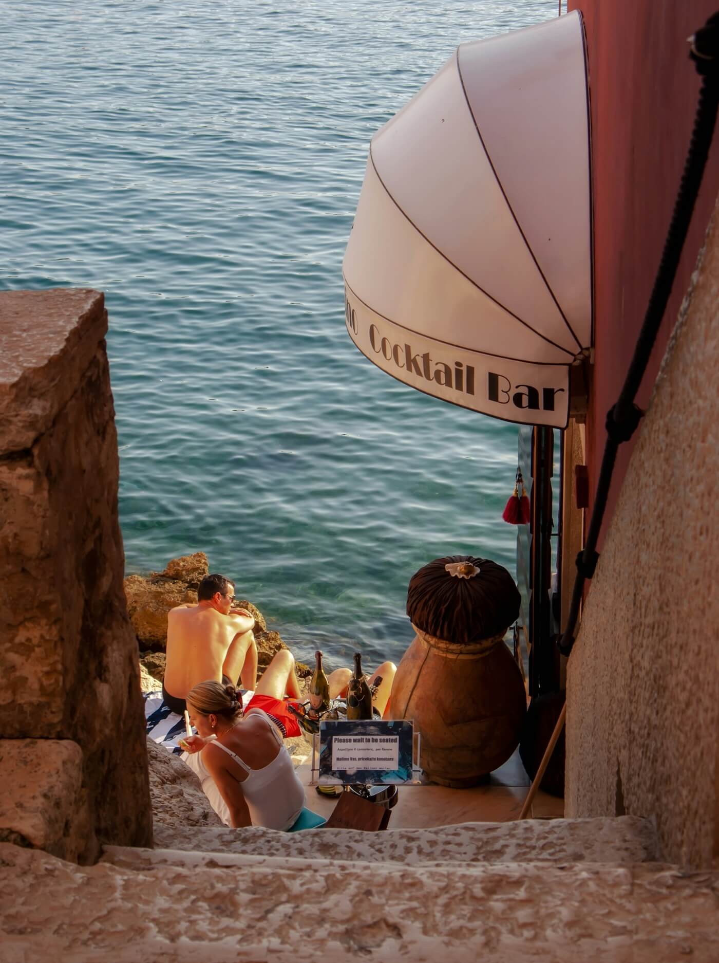 Mensen op de stenen bij cocktailbar, Rovinj