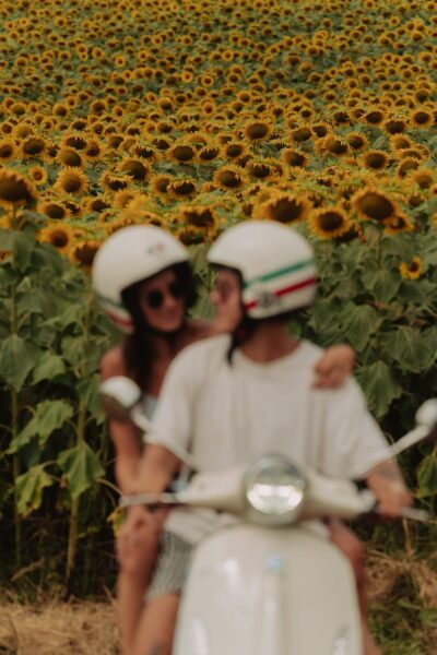 Met vespa bij zonnebloemen in toscane