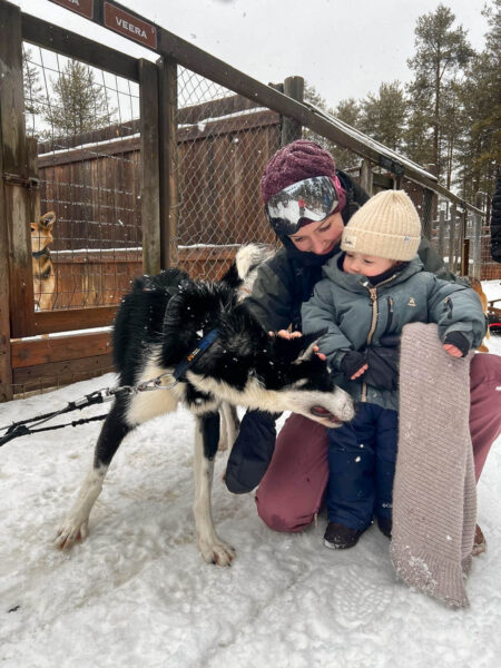 Moeder en kind bij Husky