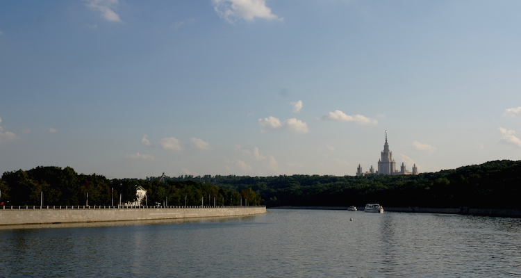 moskva-rivier-met-universiteit-moskou-tussenstop