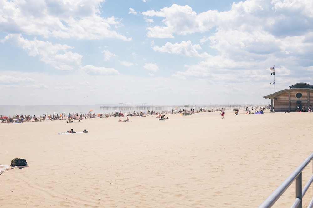 Naar het strand op Coney Island