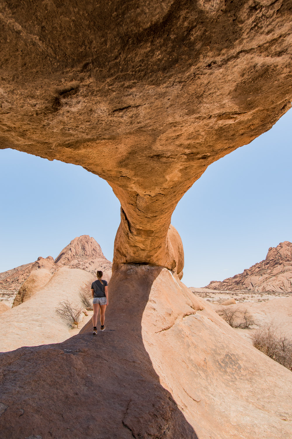 Namibie Spitzkoppe rock arch onder de boog