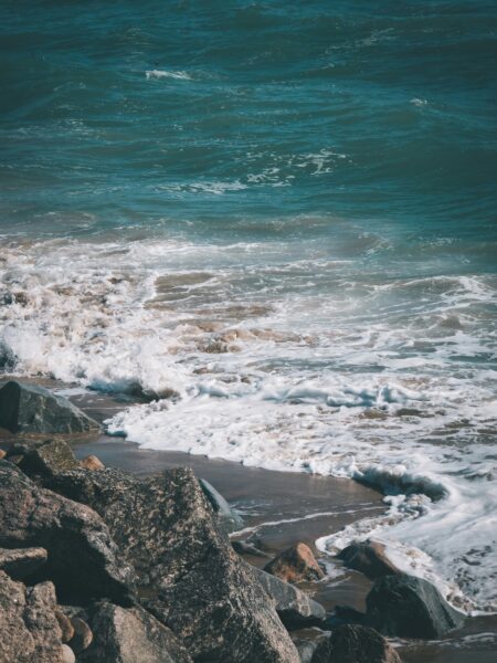 Strand met rotsen in Swakopmund Namibie