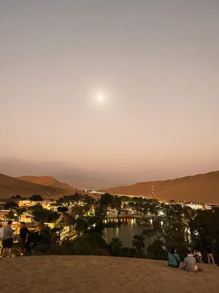 Oase in de avond, Huacachina