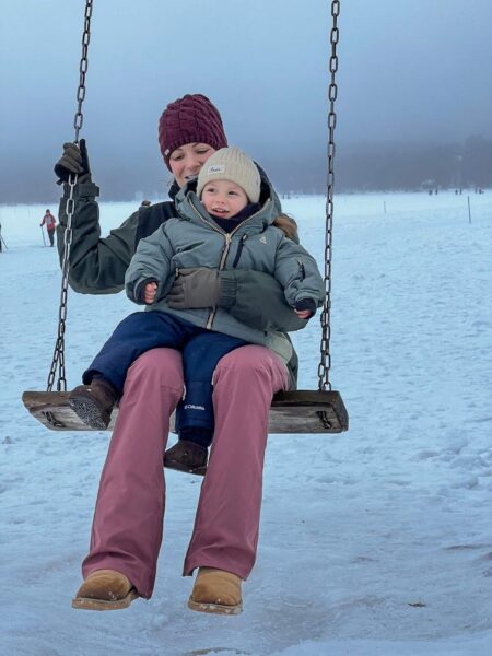 Op de schommel in Fins Lapland