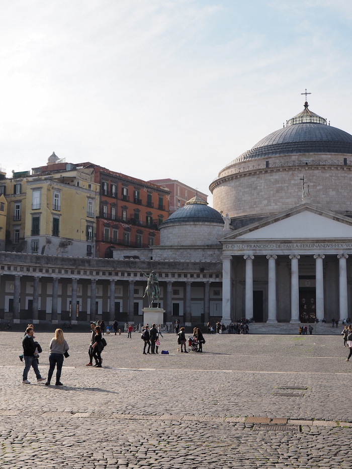 Piazza-del-Plebiscito-Napels