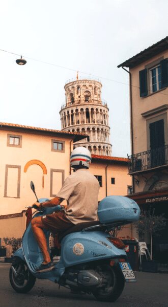 met vespa bij toren van Pisa