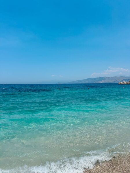 Plazhi I Pasqyrave nabij Ksamil