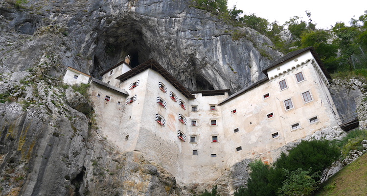 Predjama Castle onderaf slovenie postojna