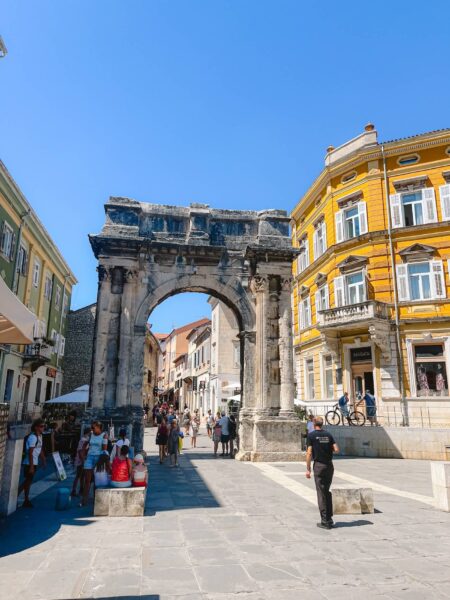 Pula straatbeeld met boog