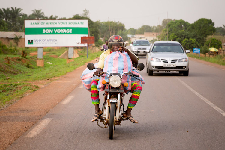 Reizen afrika benin onderweg op de weg (Riske)