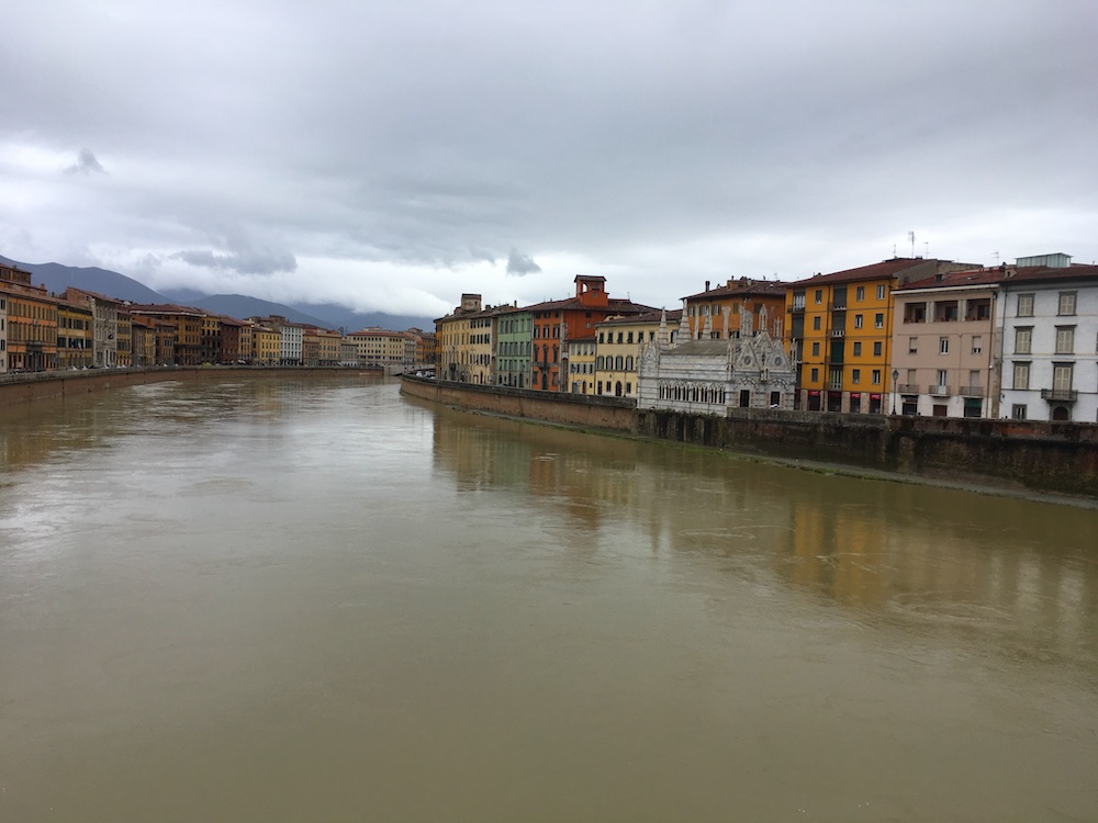 Rivier de Arno in Pisa dichtbij toren van pisa