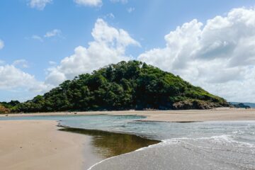 Rivier door strand Popoyo