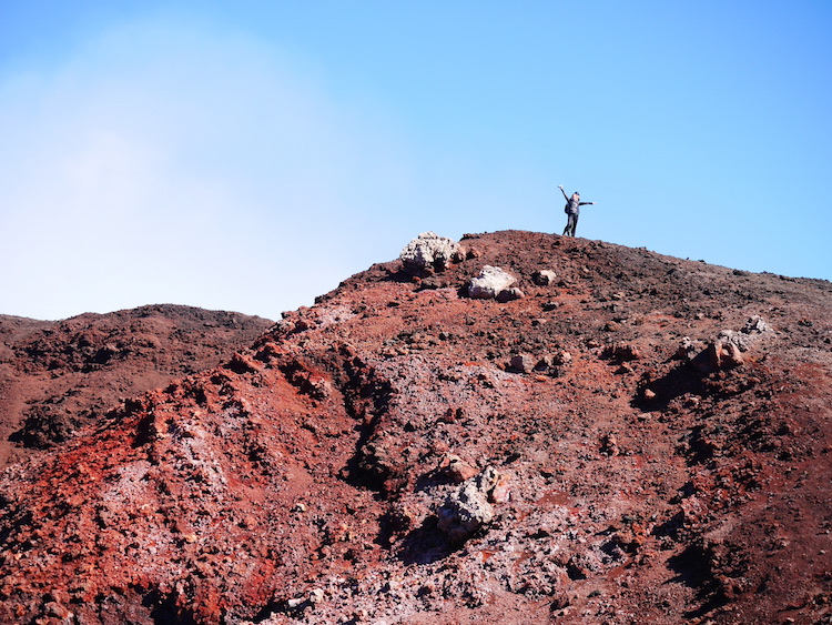Rode etna vulkaan vulkanisch gesteente