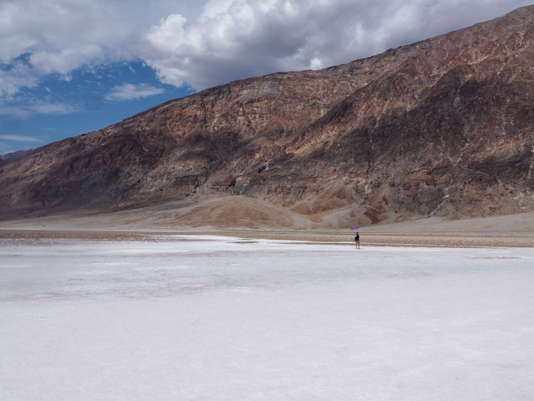 Route door Death Valley zoutvlakte