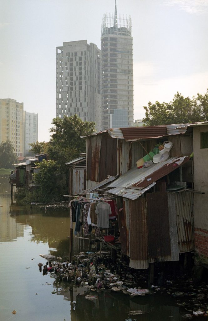 Saigon vietnam Slums achter het kanaal