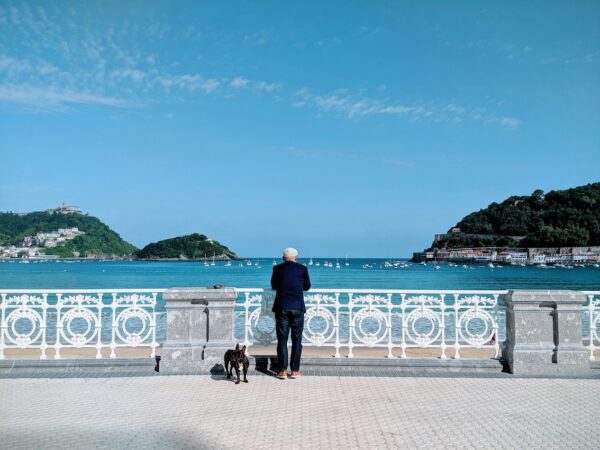 Man die uitkijkt over de zee in San Sebastián