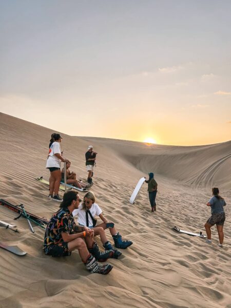 Sandboarden met groepje, Huacachina