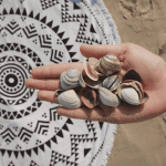 Schelpen zoeken strand ronde handdoek